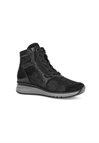Zwarte high-top sneaker met een gestructureerde leren bovenkant, mesh accenten, vetersysteem en een rits bij de enkel. Rubberen zool met een lichte verhoging.