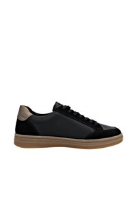 Chaussures de sport noires avec une tige en cuir lisse, des accents en daim et une semelle en caoutchouc brun clair. Elles présentent un design à lacets et un onglet de talon contrasté.