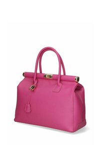 Bolso de mano de piel rosa con un diseño estructurado, que presenta un asa superior enrollable, detalles en tono dorado y una etiqueta desmontable. Acabado texturizado.