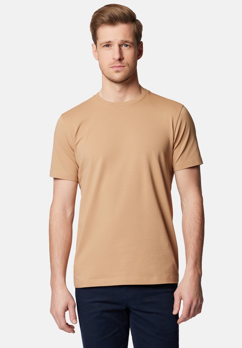 Beżowa koszulka z okrągłym dekoltem i krótkimi rękawami, wykonana z miękkiej mieszanki bawełny, charakteryzująca się standardowym krojem i minimalną liczbą szwów dla wygody.