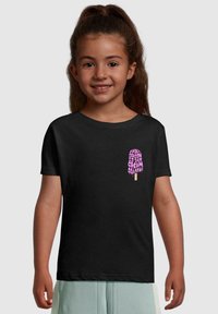 Sort T-shirt med korte ærmer har et farverigt isgrafik og teksten "SÆSON I IS SÆSON!" i pink på forsiden.