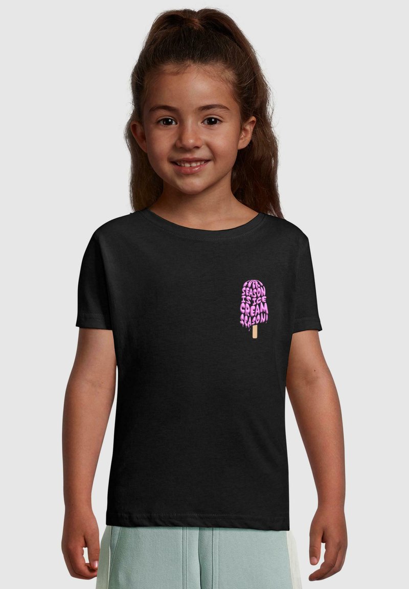 Sort T-shirt med korte ærmer har et farverigt isgrafik og teksten "SÆSON I IS SÆSON!" i pink på forsiden.