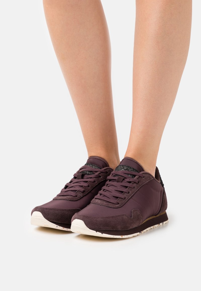 Burgundy sneakers gjorda av mocka och mesh med en vit gummisula. Har en snörningsdesign, texturerade accenter och subtil branding.