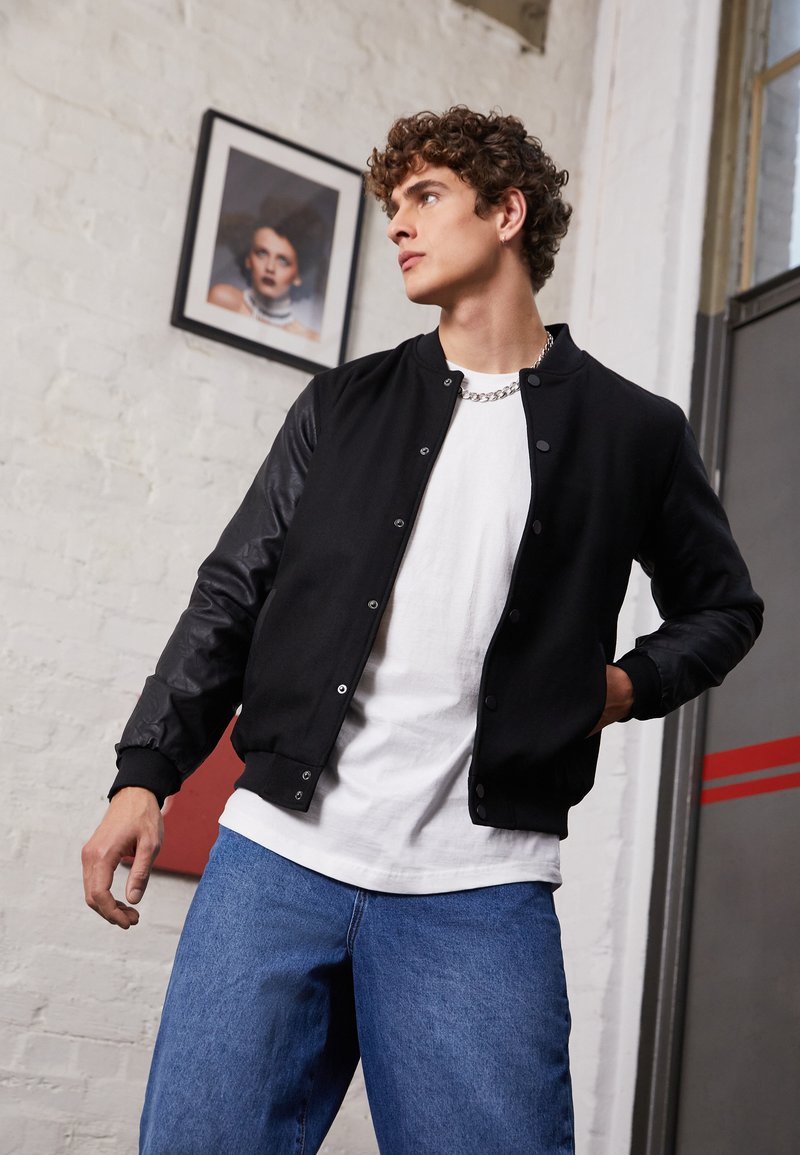 Urban Classics - OLDSCHOOL COLLEGE - Giubbotto Bomber - black, Ingrandire