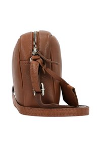 Borsa in pelle marrone con forma arrotondata, superficie testurizzata, zip in argento e tracolla regolabile. La vista laterale mette in evidenza i dettagli delle cuciture e della chiusura.