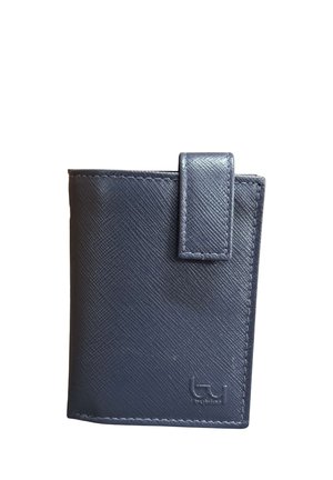 Portafoglio in pelle testurizzata blu navy con chiusura a pattina rettangolare e logo in rilievo nell'angolo inferiore destro.