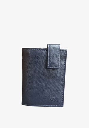 Portafoglio in pelle testurizzata blu navy con chiusura a pattina rettangolare e logo in rilievo nell'angolo inferiore destro.