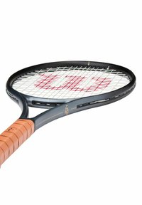 Schwarzer Tennisschläger mit einem strukturierten orangen Griff, einem runden Rahmen und einem weißen Saitenbett mit einem roten Logo in der Mitte.