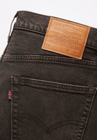 Levi's® 502™ brązowy
