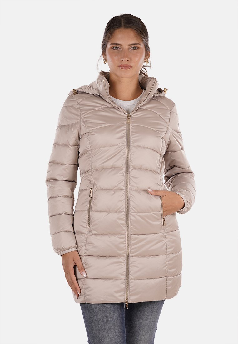 Giacca imbottita beige con chiusura a zip frontale, due tasche laterali e cappuccio. Presenta un design trapuntato e dettagli in metallo dorato.