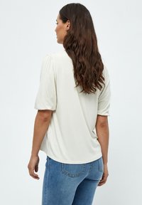 Desires DEAUGUSTA 2/4 SLEEVE CROCHET T-SHIRT. - Blůza - gardenia