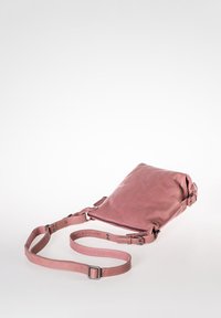 Borsa a tracolla in pelle rosa con tracolla regolabile, texture morbida, forma rettangolare, chiusura con zip e branding discreto sulla tracolla.