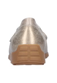 Metallisch goldene Sneaker mit strukturiertem Finish, ausgestattet mit einer Gummisohle mit ausgeprägten Profilmustern und einem gepolsterten Fersenbereich für Komfort.