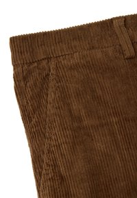 Braune Cordhosen mit vertikaler gerippter Textur, ausgestattet mit einem taillierten Bund und Seitentaschen. Der Stoff wirkt weich und strapazierfähig.