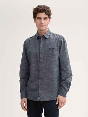 Men's long-sleeve shirt in dark gray fabric with a textured weave. Features button front, collar, and a chest pocket. Regular fit.