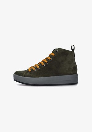 Sneaker alta in suede verde con lacci arancioni, suola in gomma grigia e un tirante sul retro. Presenta occhielli in metallo e punta rotonda.
