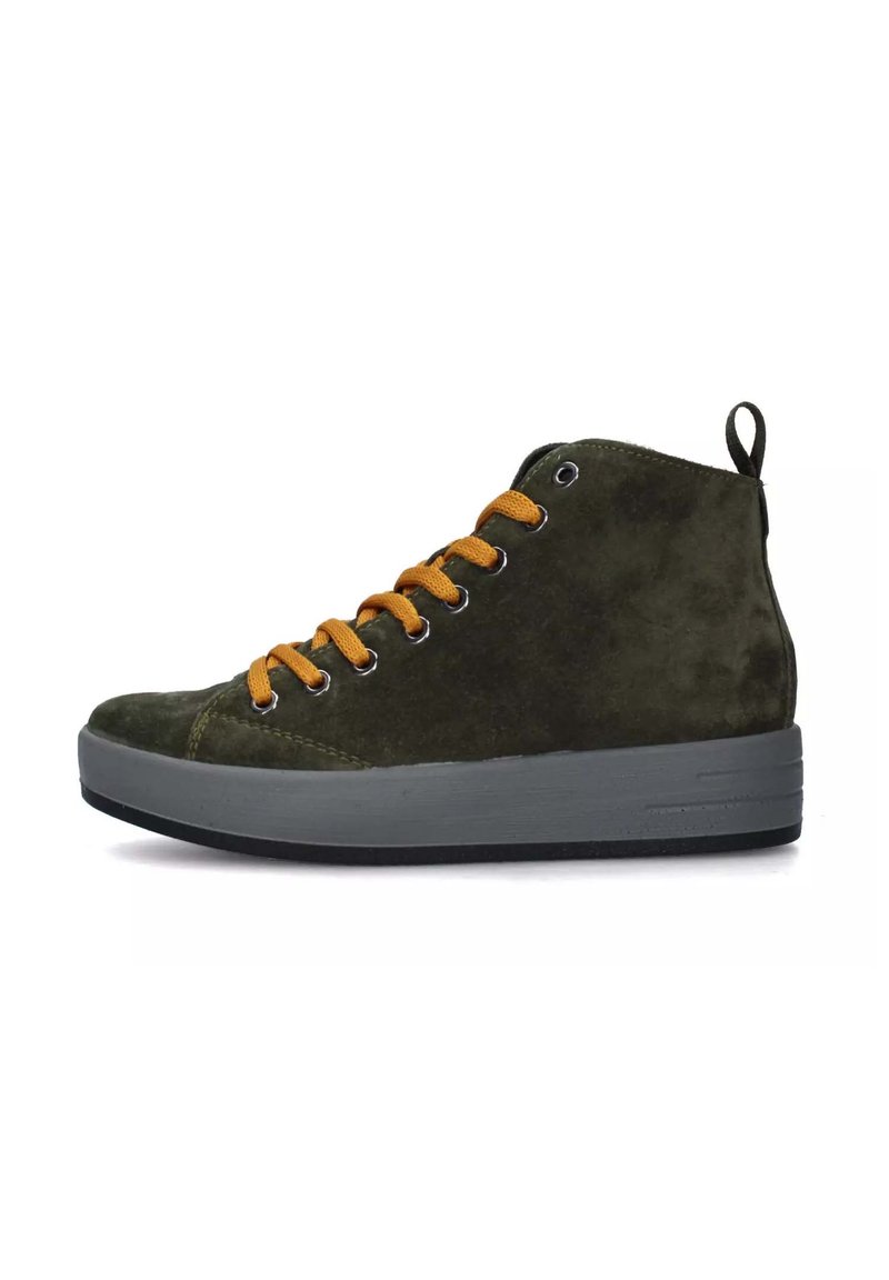 Sneaker alta in suede verde con lacci arancioni, suola in gomma grigia e un tirante sul retro. Presenta occhielli in metallo e punta rotonda.