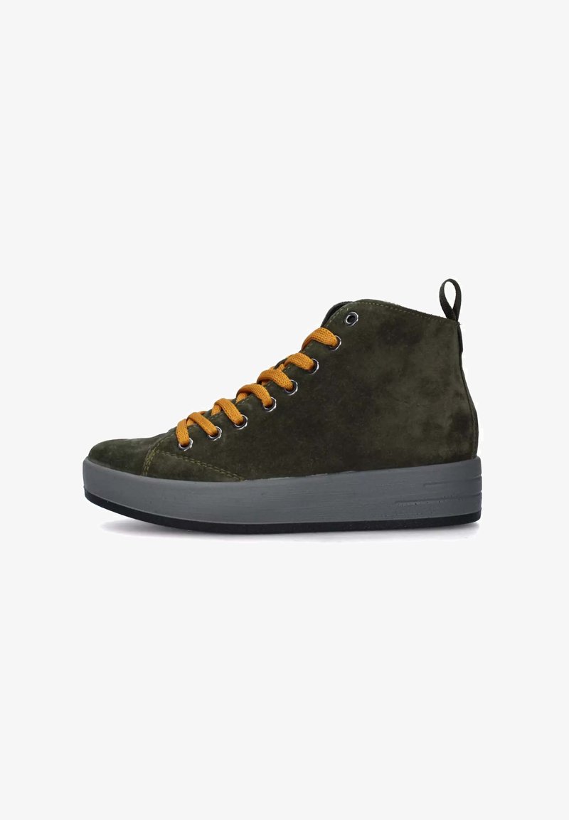 Sneaker alta in suede verde con lacci arancioni, suola in gomma grigia e un tirante sul retro. Presenta occhielli in metallo e punta rotonda.