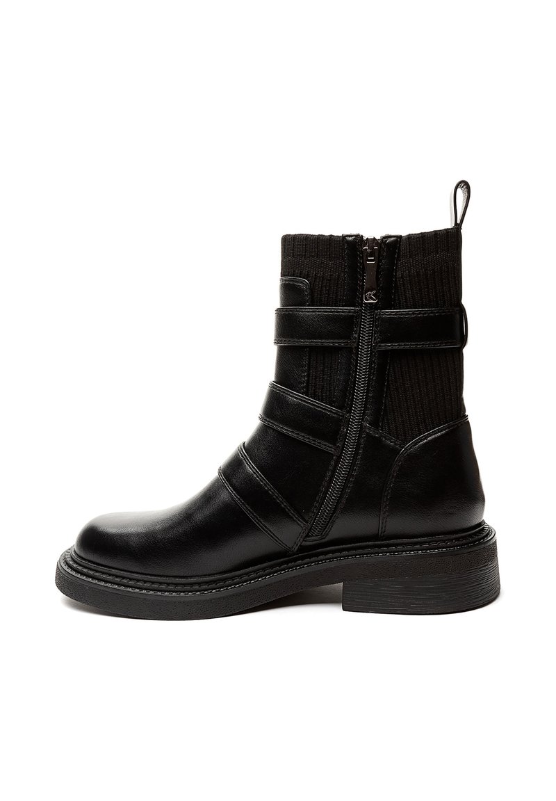 Čierne kožené členkové čižmy s ribbovaným textilným zvrškom, bočným zipsom, dvomi vodorovnými pásmi, pútkom na obutie a nízkym pochádzajúcim podpätkom.