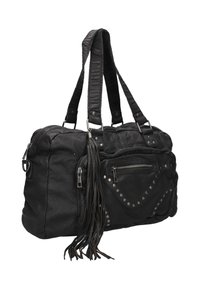 Zwarte leren handtas met twee stevige schouderbanden, voorzien van zilveren studs, ritsen en een hangende franjesdetail aan de zijkant. Geverfde afwerking.