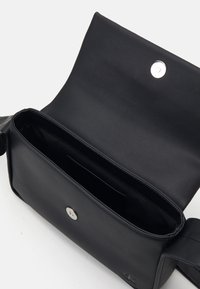 Borsa a spalla in pelle nera con una texture liscia, dotata di chiusura a scatto magnetico e un singolo scomparto interno con una fessura per carte.