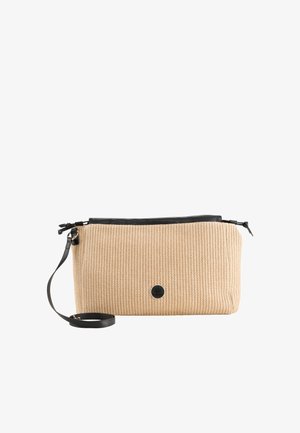 Bolso bandolera de tela tejida beige con un exterior texturizado, ribete de cuero negro y correa ajustable. Presenta un acento de logotipo circular.