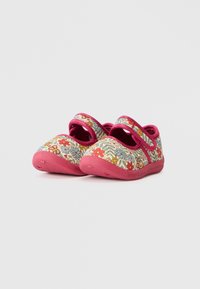 Încălțăminte cu un model floral, cu partea superioară din stofă roz, talpă din cauciuc roz și o curea cu arici pentru o fixare sigură. Design cu vârf rotund.