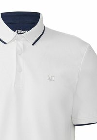 Weißes Polohemd mit navyfarbenem Kragenbesatz, drei-Knopf-Leiste und kleinem besticktem Logo auf der Brust. Hergestellt aus glattem, atmungsaktivem Stoff.