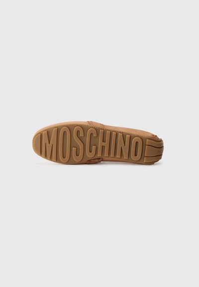 Brun gummisula med "MOSCHINO" präglat i stora bokstäver. Har en slät yta och rundade kanter, designad för skor.