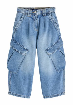 Jasnoniebieskie, szerokie spodenki cargowe z denimu z zapięciem na guziki z przodu, szlufkami na pasek, kieszeniami bocznymi i dużymi kieszeniami z patkami na każdej nodze.