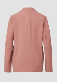 Achteraanzicht van een effen stoffige roze blazer met lange mouwen en een reverskraag op een neutrale achtergrond.