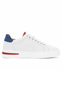 Baskets blanches en cuir avec une finition texturée, dotées d'un talon bleu et d'une bande d'accent rouge. Système de laçage avec œillets en argent. Semelle blanche épaisse.