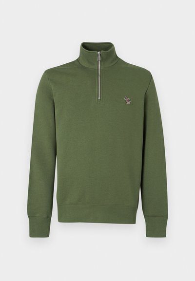 Πουλόβερ χακί με φερμουάρ έως το στέρνο, ψηλό γιακά, μακριά μανίκια και μικρό κεντητό πολύχρωμο λογότυπο ζέβρας στο αριστερό στήθος.