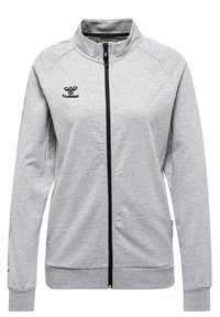 Grå zip-up jakke lavet af blødt stof, med høj krave, sort lynlås og et broderet logo på venstre bryst.
