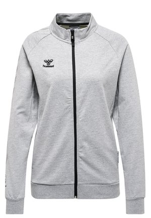 Grå zip-up jakke lavet af blødt stof, med høj krave, sort lynlås og et broderet logo på venstre bryst.