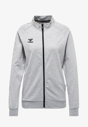 Graue Zip-Jacke aus weichem Stoff, mit hohem Kragen, schwarzem Reißverschluss und einem gestickten Logo auf der linken Brust.