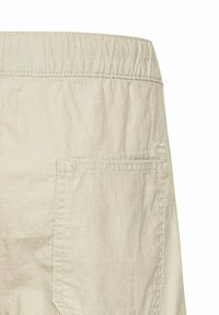 Beige letvægts shorts med elastisk talje og en enkelt baglomme med rektangulær form og enkle stingdetaljer.