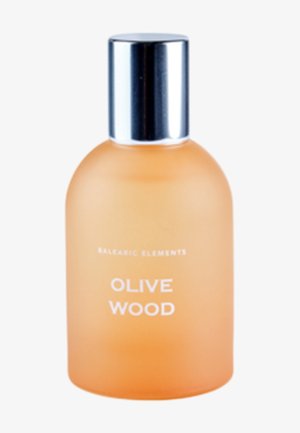 Butelka perfum o nieprzezroczystym bursztynowym szkle, z metalową srebrną nakrętką i białym napisem "OLIVE WOOD". Gładki, zaokrąglony kształt.