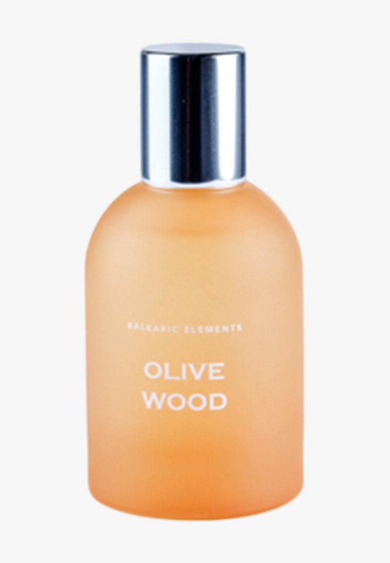 Flaska med parfym med en ogenomskinlig kropp av amberfärgat glas, silverlock och vit text som står "OLIVE WOOD." Slät, rundad form.