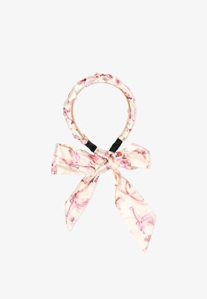 Diadema cubierta de tela con un suave estampado de flamencos rosas y un lazo atado al frente sobre un fondo blanco.