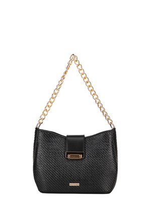 Bolso de mano de textura negra con una correa de cadena dorada, que presenta una tapa de cuero negro elegante y un cierre metálico rectangular.
