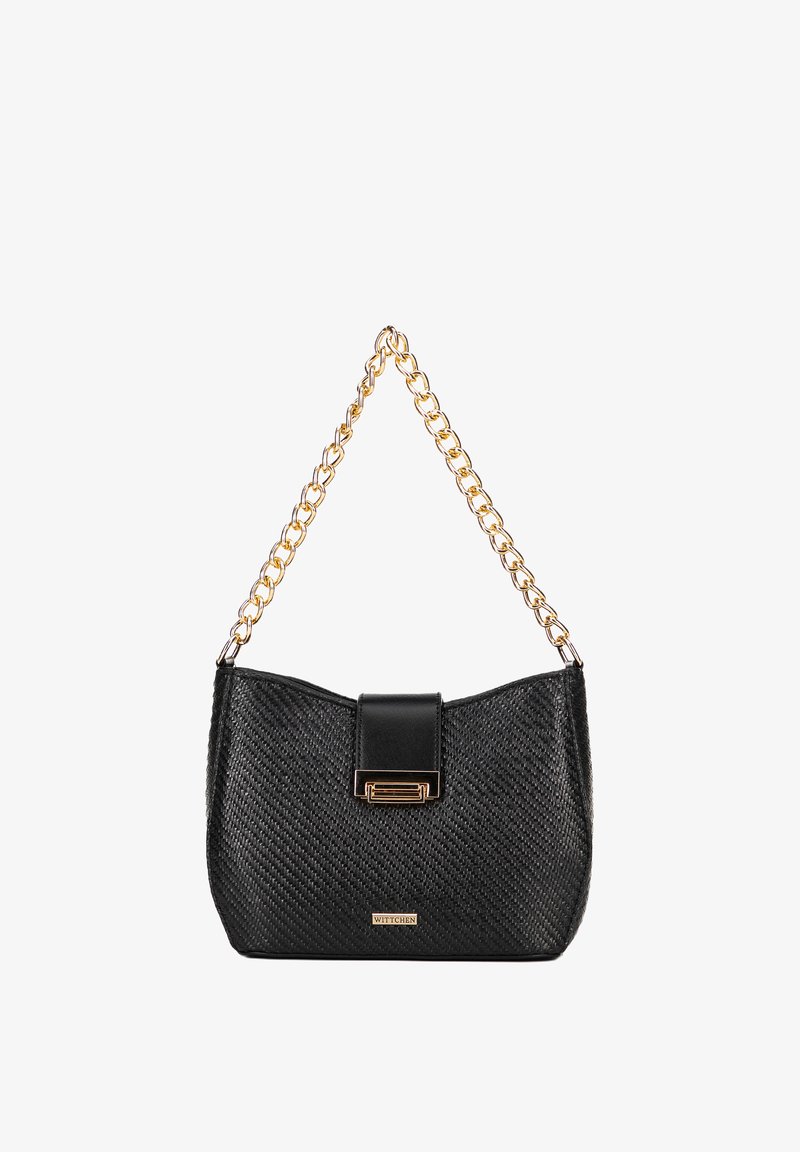 Borsa nera in tessuto con una tracolla in catena dorata, dotata di un elegante pattina in pelle nera e una chiusura rettangolare metallica.