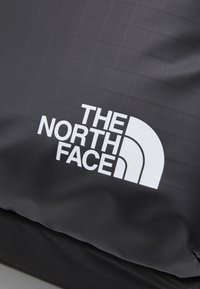 The North Face BASE CAMP VOYAGER TRAVEL PACK - Nahrbtnik - black/white