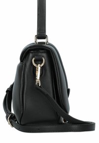 Borsa a mano in pelle sintetica nera con forma strutturata, dotata di accenti in metallo dorato e tracolla removibile. Vista laterale mostrata.