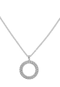 Collana d'argento con un pendente circolare intrecciato su una fine catena, che presenta una texture lucida e un design minimalista.