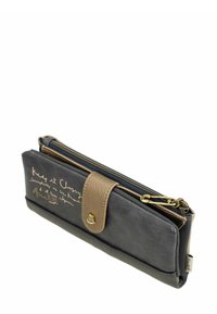 Cartera de cuero gris con cierre de cremallera dorada y botón. Presenta texto manuscrito en el frente y un acento texturizado marrón.