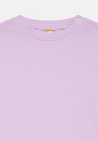 Lichtlavende T-shirt met een ronde hals, korte mouwen en een gladde, zachte textuur. Inclusief een klein geel etiket op de hals.