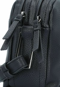 Borsa a mano in pelle nera con texture, dotata di zip, tracolle regolabili e dettagli metallici. Design compatto con elementi hardware dettagliati.
