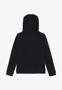 Sudadera negra de manga larga extendida, mostrando la parte trasera con capucha y costuras simples sobre un fondo blanco.
