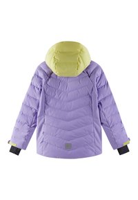 Lila aufblasbare Jacke mit einer gelben Kapuze, mit einem Chevron-gesteppten Muster, schwarzen Bündchen und reflektierenden Akzenten. Mit einem Logo-Patch auf dem Rücken.
